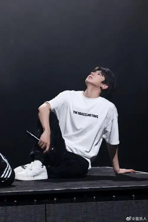 王源有多爱穿白t