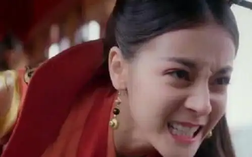 同样演愤怒戏,鞠婧祎没表情,热巴咬牙,她一个眼神让人心跳加速