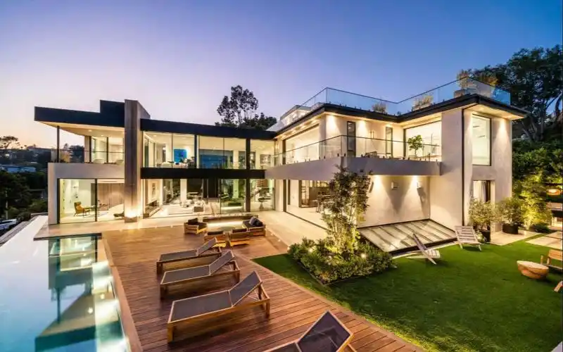 在比佛利山庄的一座有着洛杉矶天际线景观的现代半山豪宅|1332 laurel