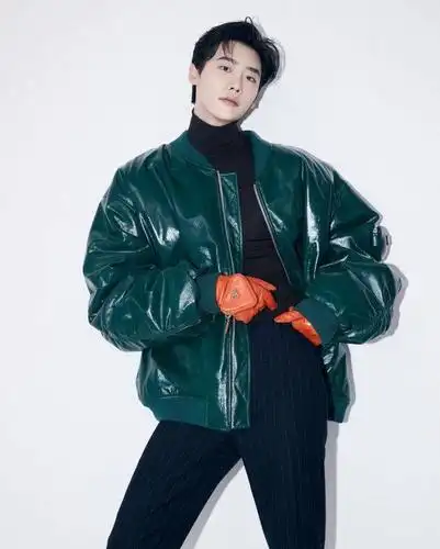 帅气韩国欧巴李钟硕颜值回归,个人ig 晒短发时尚新照!