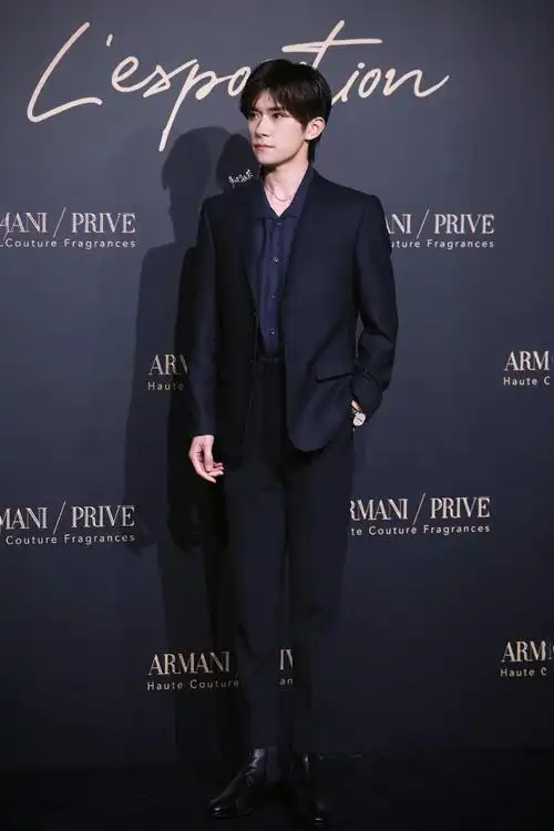 刘大锤说易烊千玺身高175#易烊千玺全身照合集身姿优越挺拔!