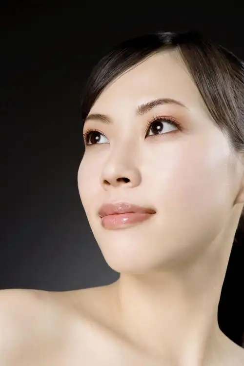 皮肤通透洁白的美女脸部特写图片