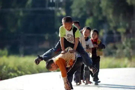 跳山羊当年普及率极高,几乎全中国的孩子都是高手.