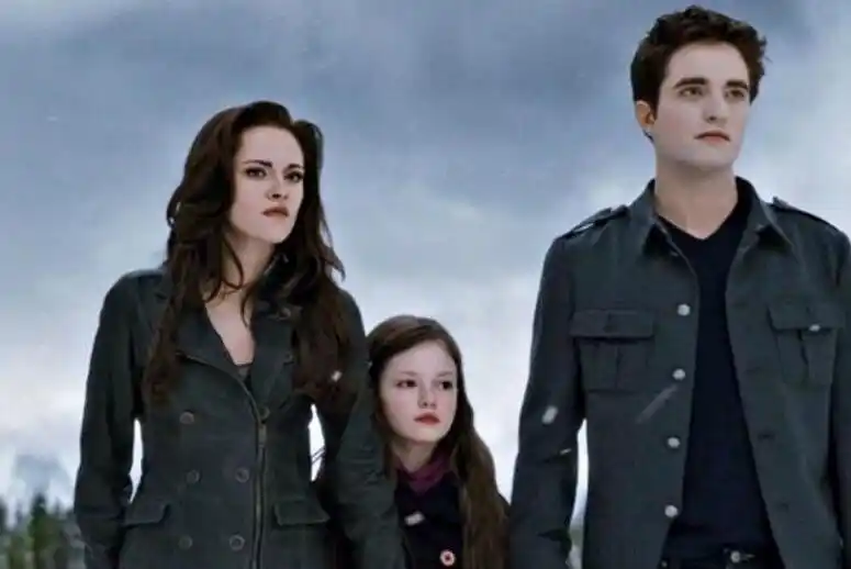 还记得《暮光之城》半人半吸血鬼的小萝莉吗?如今17岁的她太美了