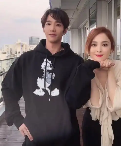 古力娜扎和刘以豪撒糖,镜头前两人搂搂抱抱,cp感快要溢出屏幕