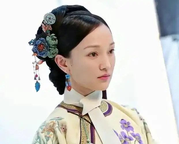 故而,部分影视作品的演员定妆照与正片中的形象相符,而有些则经过微调