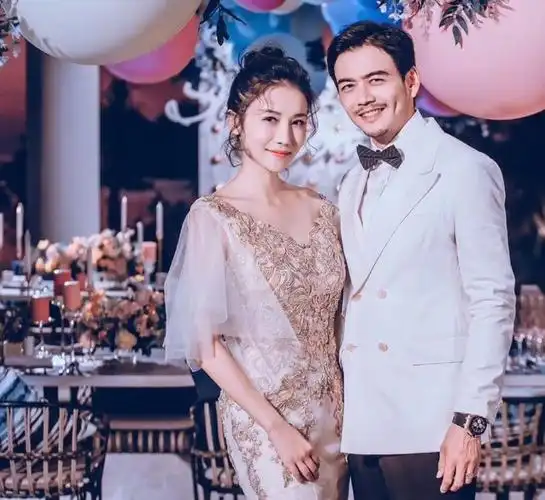 "小包总"杨烁补办婚礼,和妻子甜蜜相拥,王凯喜提伴郎