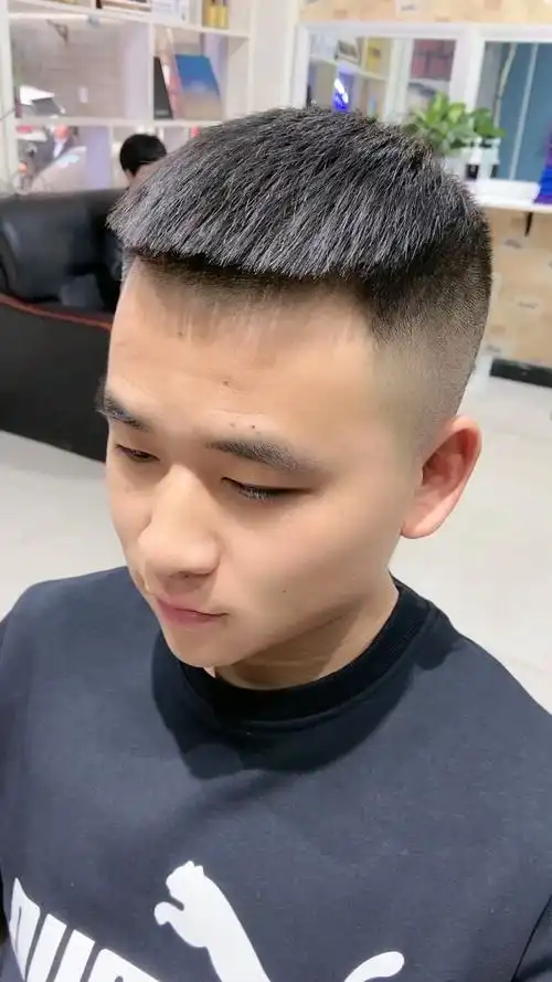 阳光帅气十足,瓜子头发型