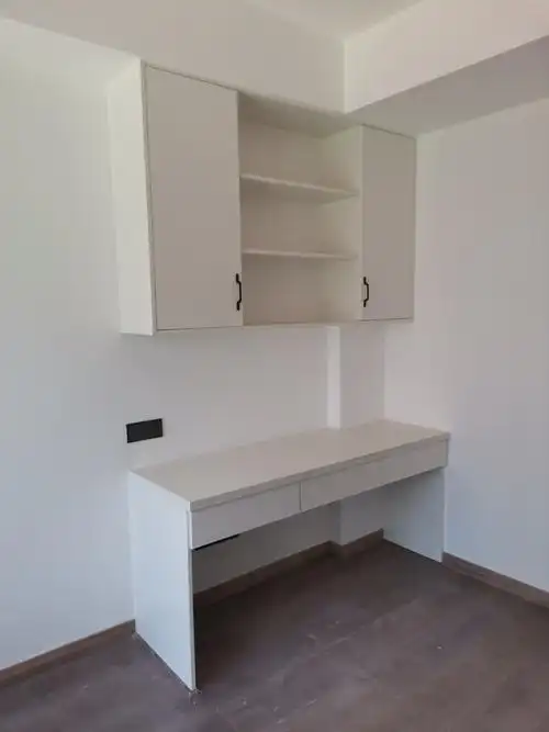 小孩房的书桌加吊柜