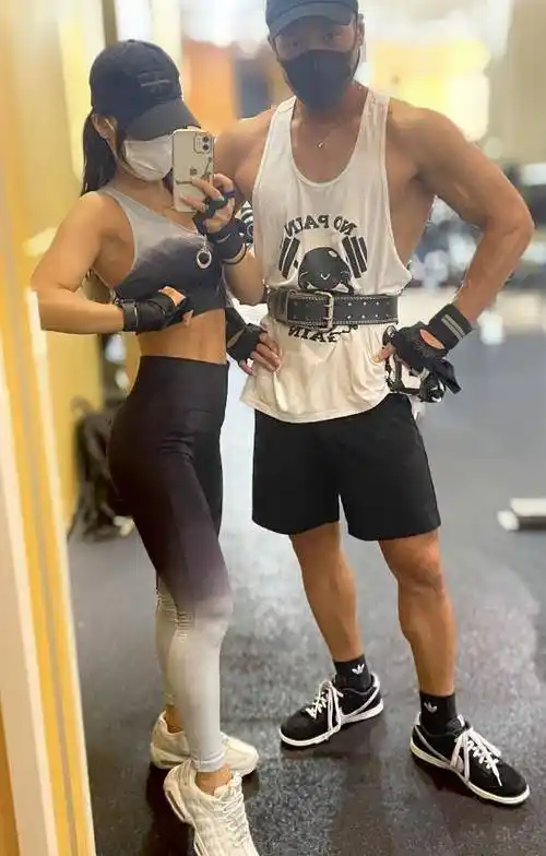 海外健身情侣分享励志对比图,一起运动打造健康美丽身材_老公_网友