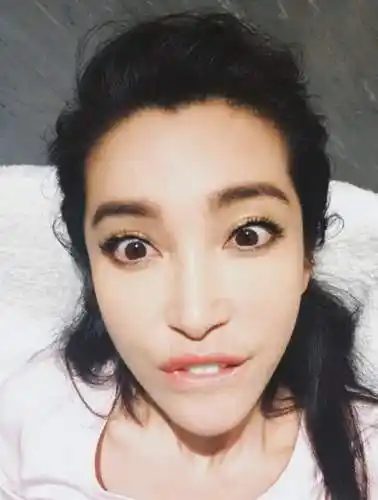 照片中李冰冰将女神的矜持抛在一旁,摆出各种搞怪表情,又是嘟嘴扮酷又