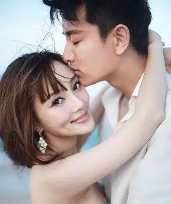 事件回顾:李小璐回应对方配不上自己,称丈夫很优秀 近年来,"贾乃僚滗