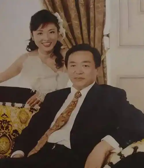 55岁周涛与二婚富豪老公久违现身,一个举动瞬间引起网友争议!