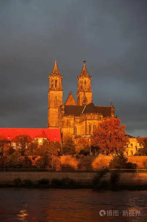 马格德堡和北河日出时的金色大教堂