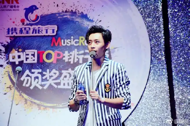 受传媒关注男配角    岁月在此刻形成闭环  七年的时间  从歌手到演员