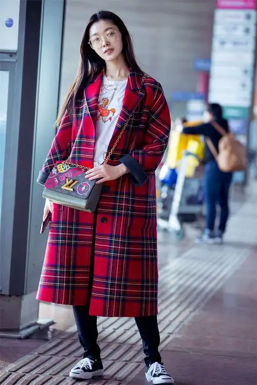 真素颜!宋轶现身机场秀"少女肌"活力十足