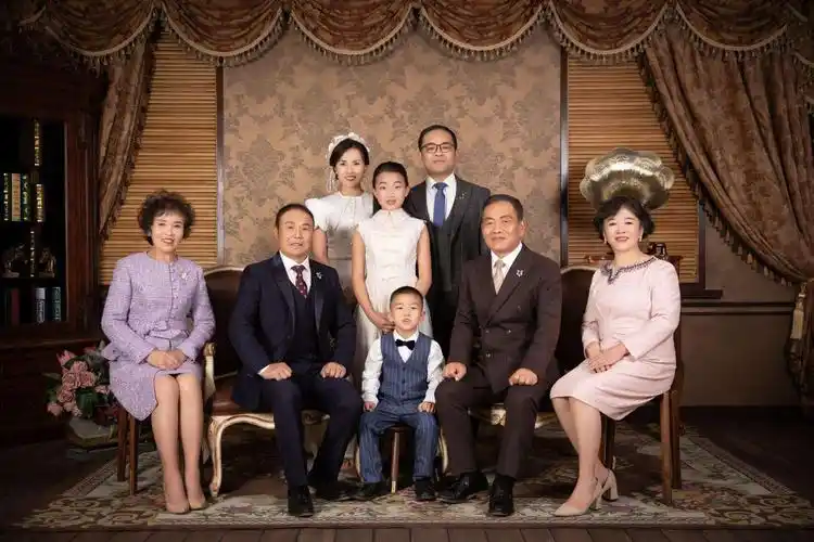 两大家族三代人的全家福.
