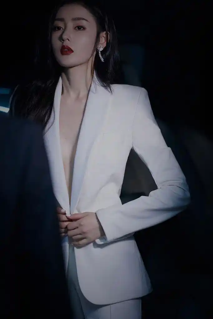 张天爱白色真空西装酷飒出镜 上演"危险关系"大片又美又撩