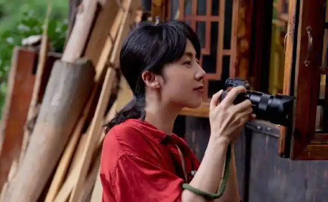 孙莉被黄磊宠成了小女孩穿红衬衫极具古典美整个人都像在发光