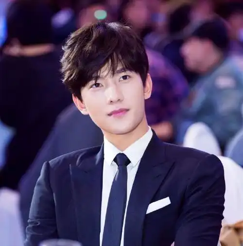 首页 图片大全 明星 杨洋穿上西装真是诱惑到不行 帅气男神 (4/ 9)