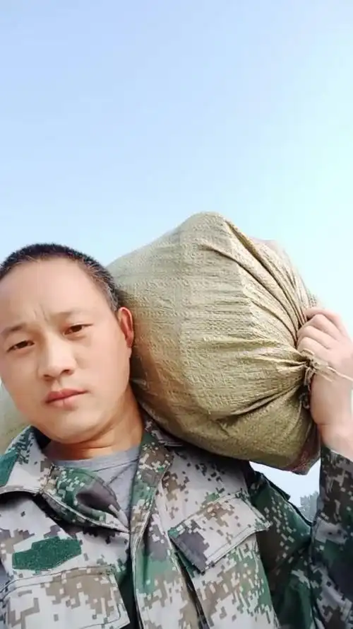 男人肩上扛着的是家里的责任,再次为家外出打工.