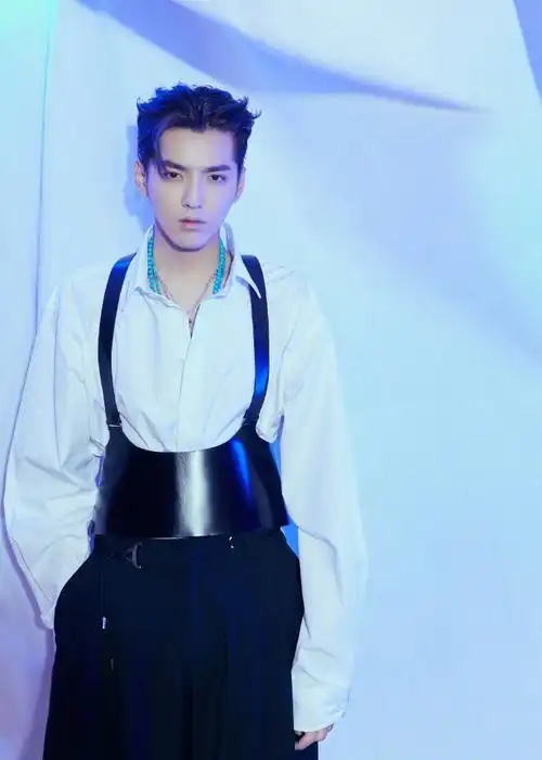 吴亦凡超话今日鹅厂星品大赏造型,hed mayner白衬衫,ann