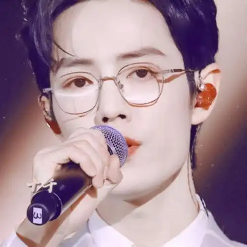 肖战/ 最喜欢戴眼镜的战哥