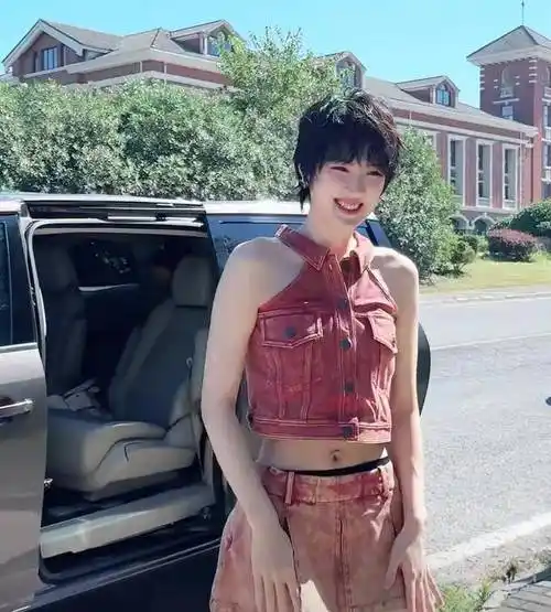 华为二公主姚安娜参加恋综,短发超可爱,露脐装超短裙大秀身材