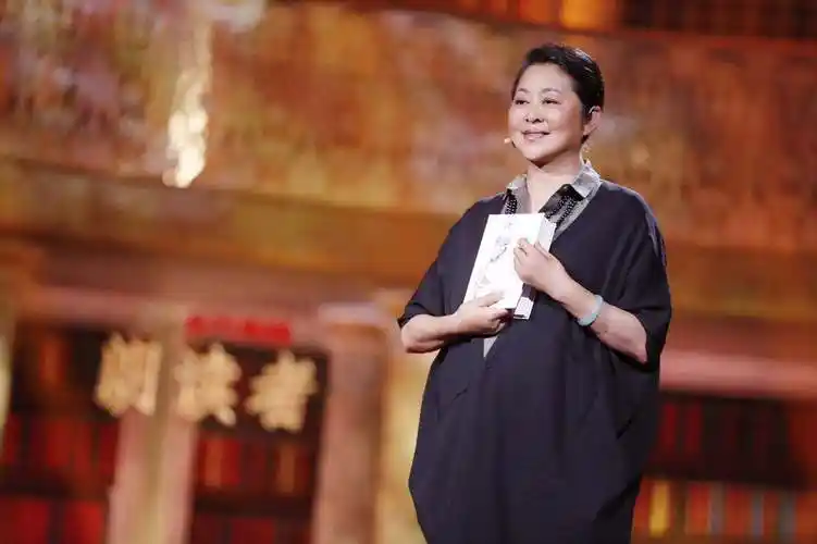 倪萍一组旧照曝光,网友惊呼:她才是惊艳了时光的美人!