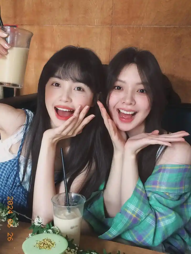 闺蜜拍照姿势就是这样简单又出片,快收藏.