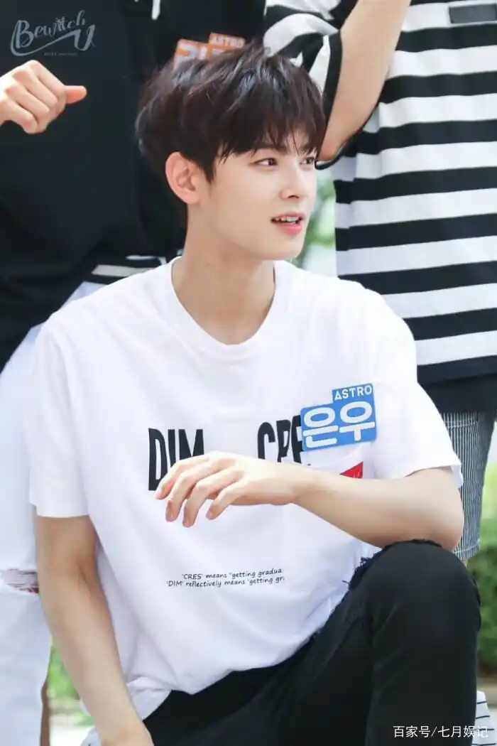 盘点韩国十大神颜男爱豆,你觉得谁最帅?