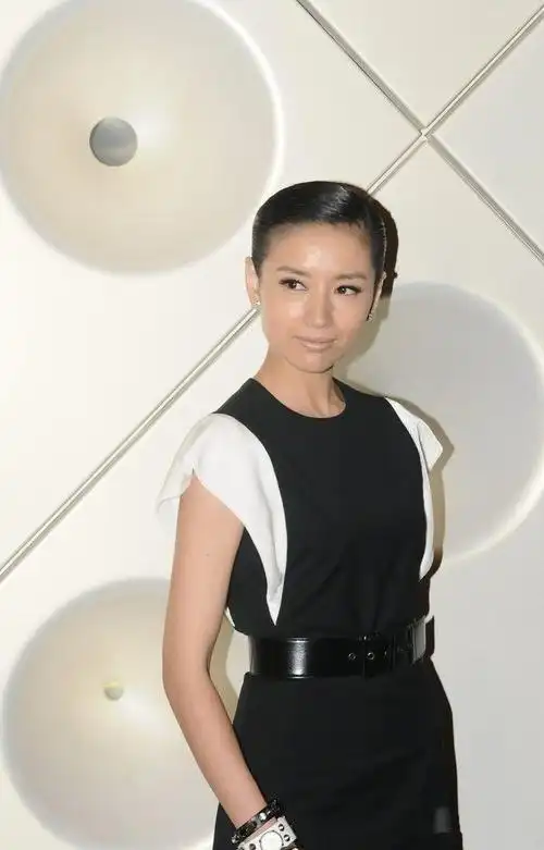 董洁剪老气横秋的短发,还学巩俐裸妆出镜,反倒失去自然清纯气质|长裙