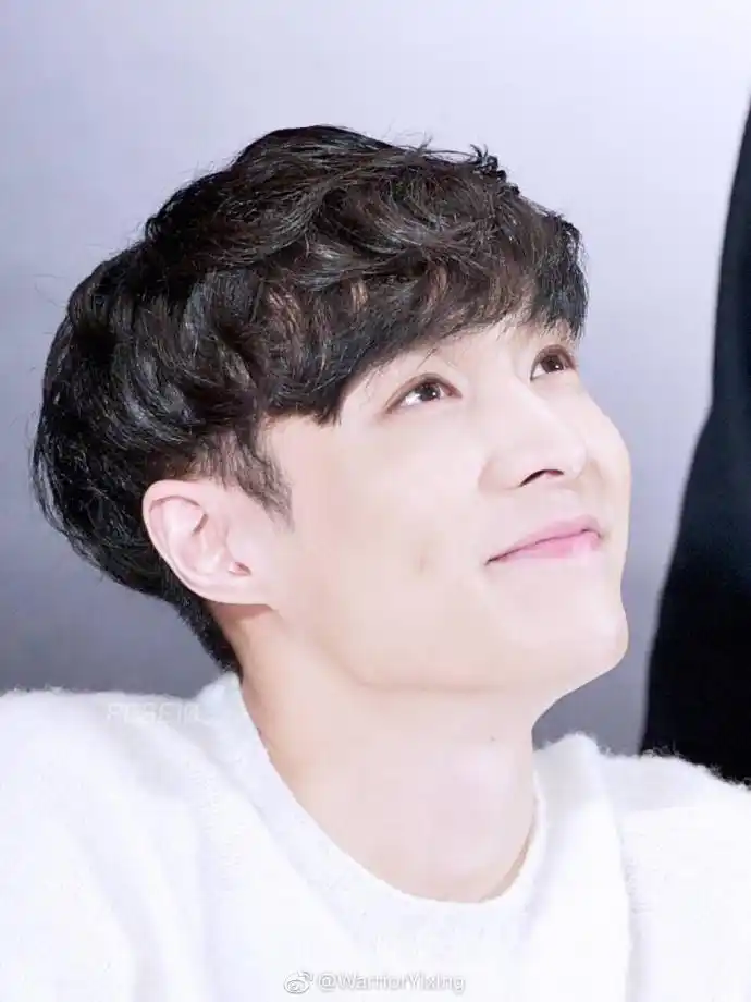 [张艺兴][分享]180826 张艺兴的名品笑颜 试问这世上有谁能够承受得住