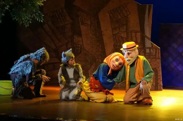 (儿童动漫偶型剧《渔夫和金鱼》剧照)