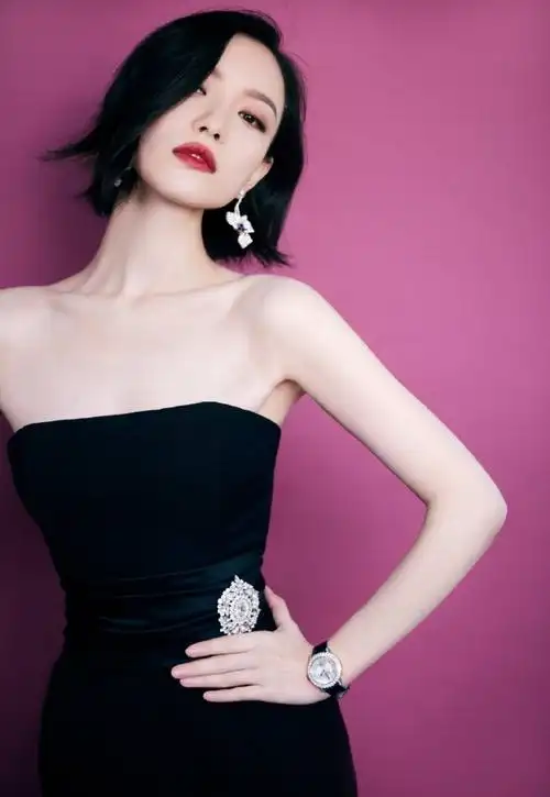 倪妮羽毛束腰黑裙