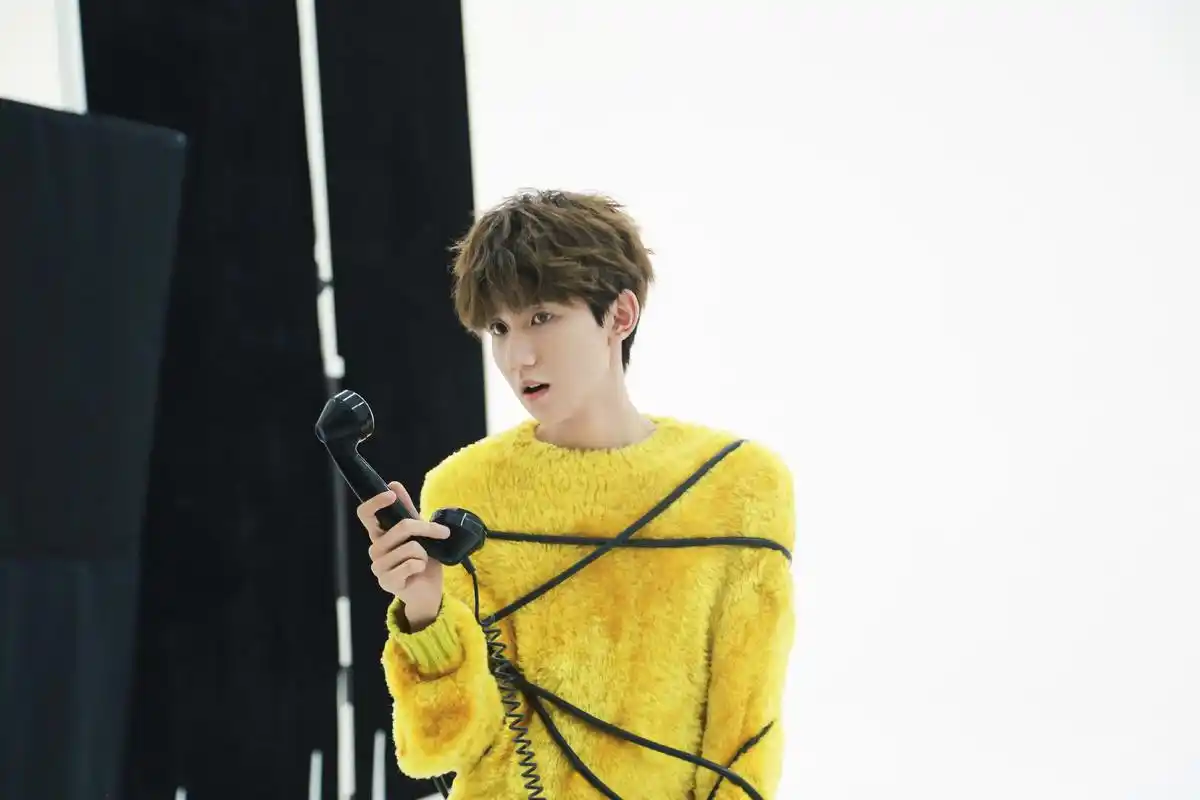 王源 《时尚cosmo》十月刊封面花絮."保持自己,一直在成长就好".