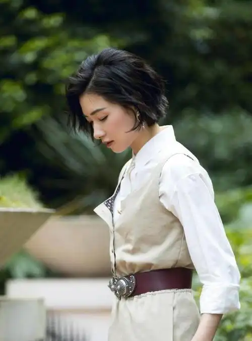 短发是万茜的标志性发型,这样的小卷发让她在帅气中释放自己独特的