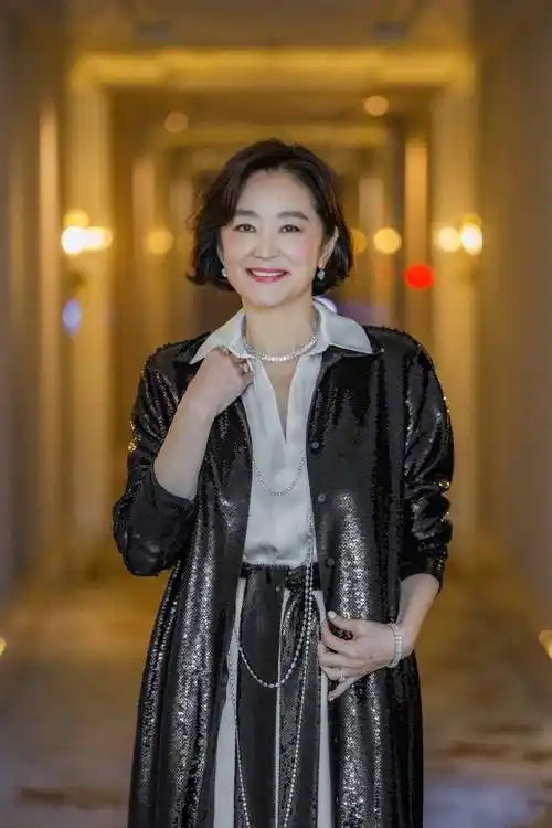 林志玲参加颁奖活动,身穿镂空裙抢镜,背有点不平脖子也有点前倾