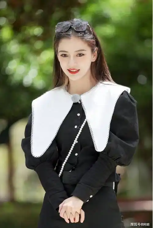 31岁杨颖上台领奖摄影师无意关掉美颜baby颜值翻车了