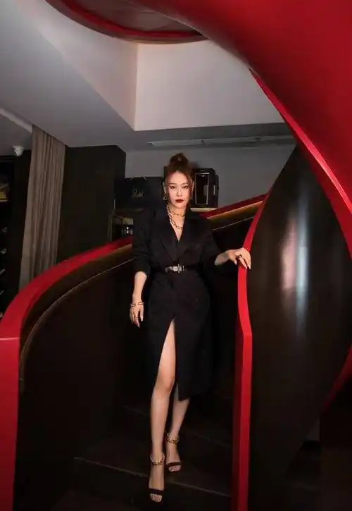 袁娅维秋搭真酷儿!