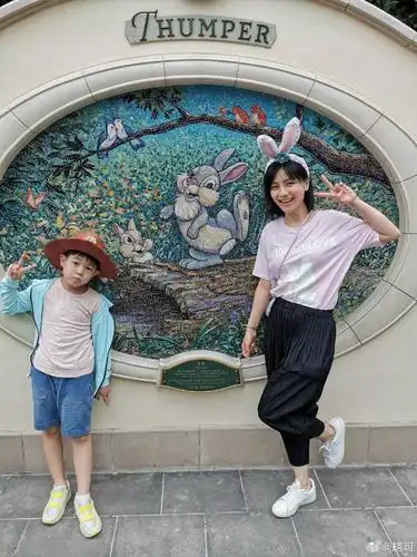 胡可沙溢一家四口同游迪士尼安吉小鱼儿的暑假模式正式开启