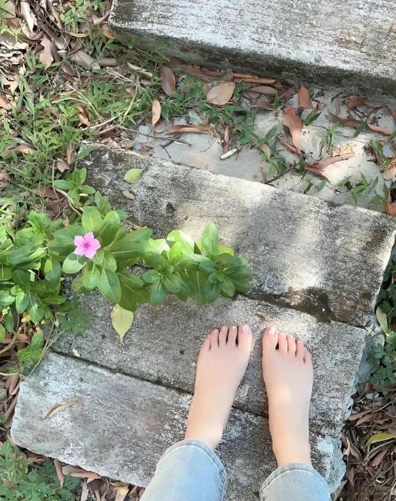 想要一个脚好看的女朋友陪你去踏青吗?