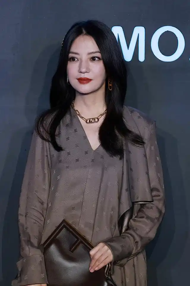 赵薇这生图有点意思,穿真丝裙豪门太太气场足,但看脸却暴露年龄