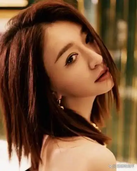 "悲情脸"李小冉 面相分析