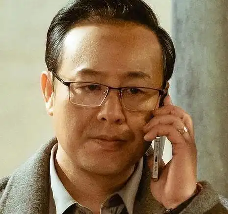 小细节看明星真品性,赵丽颖帮他人遮雨,翁虹送机票,章子怡买鞋