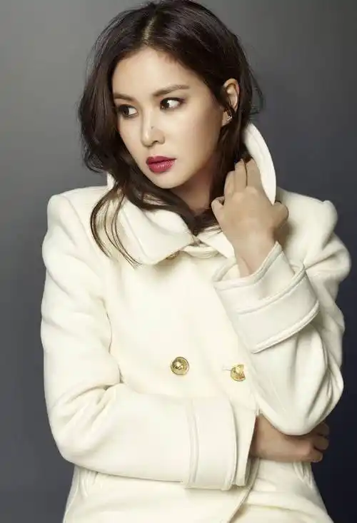 韩国女明星高小英时尚写真