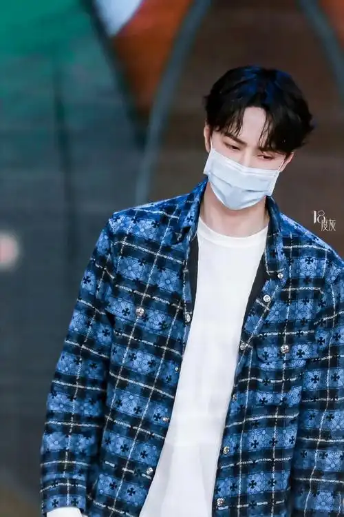 珍藏一部分18度灰拍摄的王一博的照片,他拍的好专业@uniq-王一博