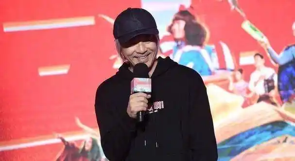 59岁周星驰与17岁港姐曝"乌龙恋情"事件,或许他和朱茵才是真爱