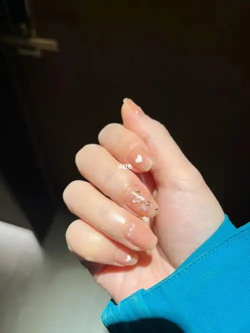 一个简单的裸色小可爱指甲