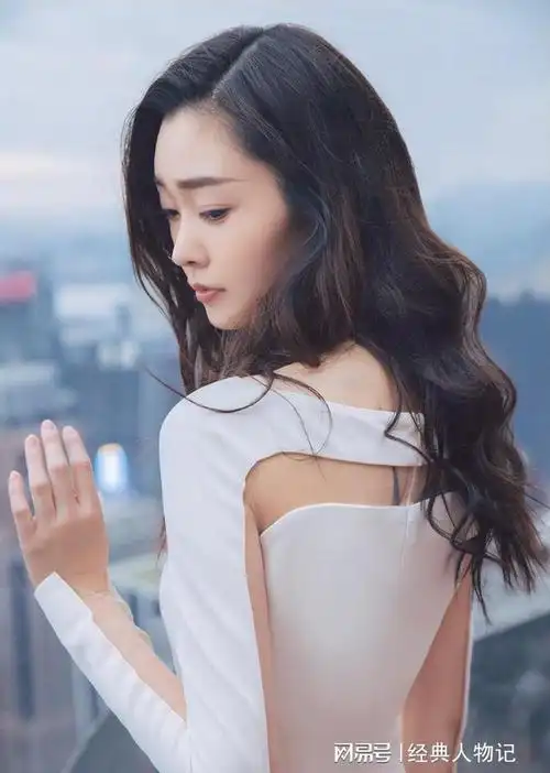 宋轶这衣服怎么上厕所难道底部有扣子可以解开谁能解释下